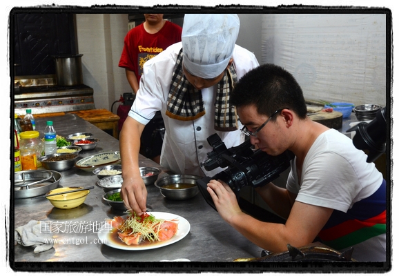 此次攝制組通過拍攝婺源代表名菜糊豆腐、粉蒸肉、荷包紅魚、賽鵝頸及地方小吃清明果、灰汁果、糯米子糕等來詮釋婺源美食經(jīng)典，展示婺源食文化，打造獨屬婺源的美食符號。