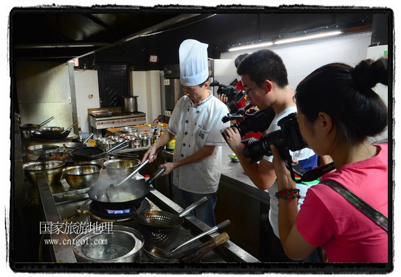 此次攝制組通過拍攝婺源代表名菜糊豆腐、粉蒸肉、荷包紅魚、賽鵝頸及地方小吃清明果、灰汁果、糯米子糕等來詮釋婺源美食經(jīng)典，展示婺源食文化，打造獨屬婺源的美食符號。