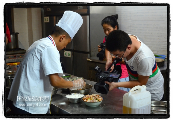 此次攝制組通過拍攝婺源代表名菜糊豆腐、粉蒸肉、荷包紅魚、賽鵝頸及地方小吃清明果、灰汁果、糯米子糕等來詮釋婺源美食經(jīng)典，展示婺源食文化，打造獨屬婺源的美食符號。