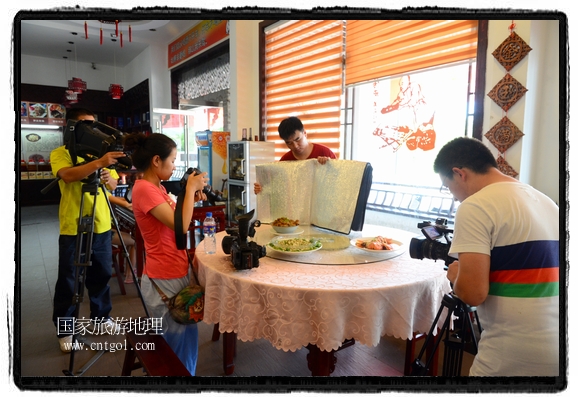 此次攝制組通過拍攝婺源代表名菜糊豆腐、粉蒸肉、荷包紅魚、賽鵝頸及地方小吃清明果、灰汁果、糯米子糕等來詮釋婺源美食經(jīng)典，展示婺源食文化，打造獨屬婺源的美食符號。