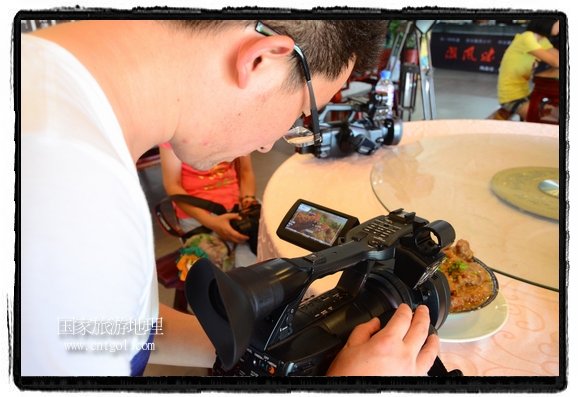 此次攝制組通過拍攝婺源代表名菜糊豆腐、粉蒸肉、荷包紅魚、賽鵝頸及地方小吃清明果、灰汁果、糯米子糕等來詮釋婺源美食經(jīng)典，展示婺源食文化，打造獨屬婺源的美食符號。