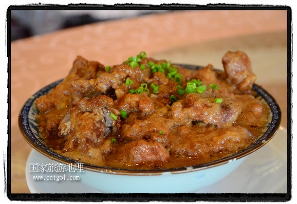 此次攝制組通過拍攝婺源代表名菜糊豆腐、粉蒸肉、荷包紅魚、賽鵝頸及地方小吃清明果、灰汁果、糯米子糕等來詮釋婺源美食經(jīng)典，展示婺源食文化，打造獨屬婺源的美食符號。