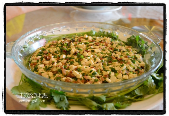 此次攝制組通過拍攝婺源代表名菜糊豆腐、粉蒸肉、荷包紅魚、賽鵝頸及地方小吃清明果、灰汁果、糯米子糕等來詮釋婺源美食經(jīng)典，展示婺源食文化，打造獨屬婺源的美食符號。