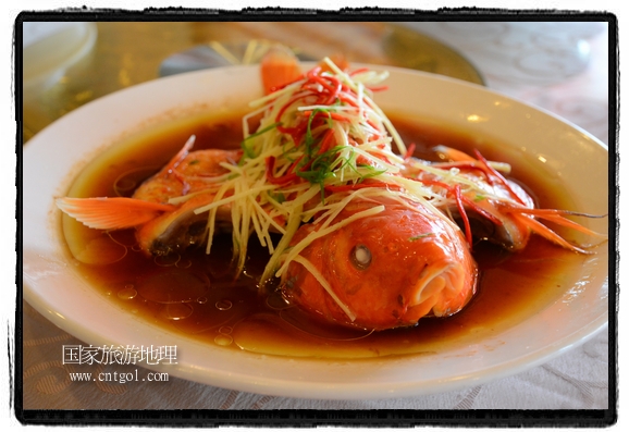 此次攝制組通過拍攝婺源代表名菜糊豆腐、粉蒸肉、荷包紅魚、賽鵝頸及地方小吃清明果、灰汁果、糯米子糕等來詮釋婺源美食經(jīng)典，展示婺源食文化，打造獨屬婺源的美食符號。