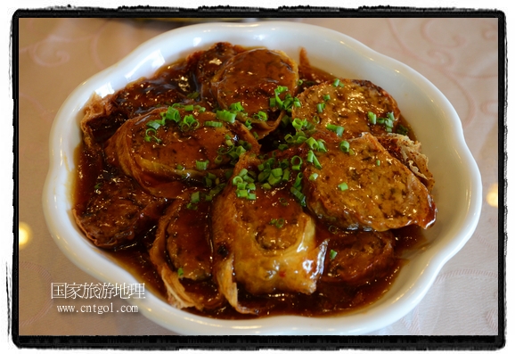 此次攝制組通過拍攝婺源代表名菜糊豆腐、粉蒸肉、荷包紅魚、賽鵝頸及地方小吃清明果、灰汁果、糯米子糕等來詮釋婺源美食經(jīng)典，展示婺源食文化，打造獨屬婺源的美食符號。