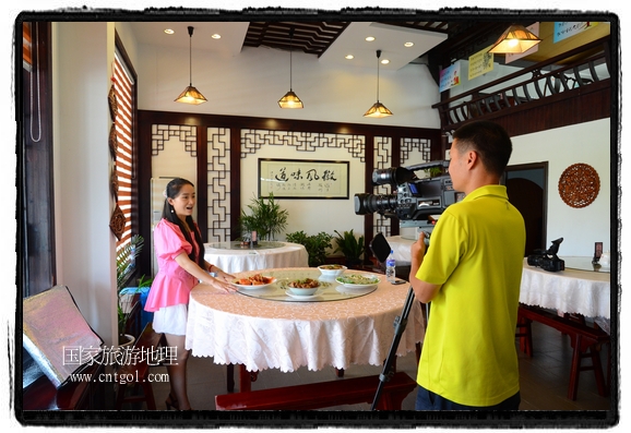 此次攝制組通過拍攝婺源代表名菜糊豆腐、粉蒸肉、荷包紅魚、賽鵝頸及地方小吃清明果、灰汁果、糯米子糕等來詮釋婺源美食經(jīng)典，展示婺源食文化，打造獨屬婺源的美食符號。