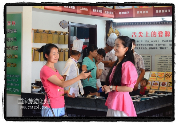 此次攝制組通過拍攝婺源代表名菜糊豆腐、粉蒸肉、荷包紅魚、賽鵝頸及地方小吃清明果、灰汁果、糯米子糕等來詮釋婺源美食經(jīng)典，展示婺源食文化，打造獨屬婺源的美食符號。