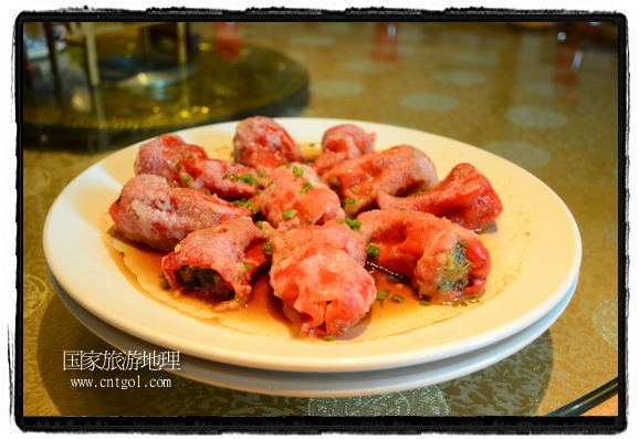 此次攝制組通過拍攝婺源代表名菜糊豆腐、粉蒸肉、荷包紅魚、賽鵝頸及地方小吃清明果、灰汁果、糯米子糕等來詮釋婺源美食經(jīng)典，展示婺源食文化，打造獨屬婺源的美食符號。