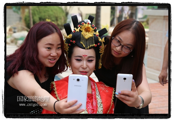 6月19日，端午節(jié)的前一天，甘肅平?jīng)鍪嗅轻紖^(qū)南山公園澳廈麗灣小區(qū)“邀請”唐朝被譽為四大美女之一的“楊貴妃”前來與市民見面，共度“端午佳節(jié)”。期間，“貴妃娘娘”由一名解說人員做向?qū)?，與小區(qū)居民一同游玩、賞景、互敬酒水、合影留念，并現(xiàn)場贈送大人小孩粽子、香包和糖果。