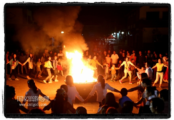 甘肅平涼市崆峒古鎮(zhèn)舉辦了篝火晚會，1000余名市民參與其中，大家載歌載舞，在歡快熱鬧的氣氛中為每一位父親送祝福。父親節(jié)（Father's Day），顧名思義是感恩父親的節(jié)日。約始于二十世紀初，起源于美國，現已廣泛流傳于世界各地，節(jié)日日期因地域而存在差異。