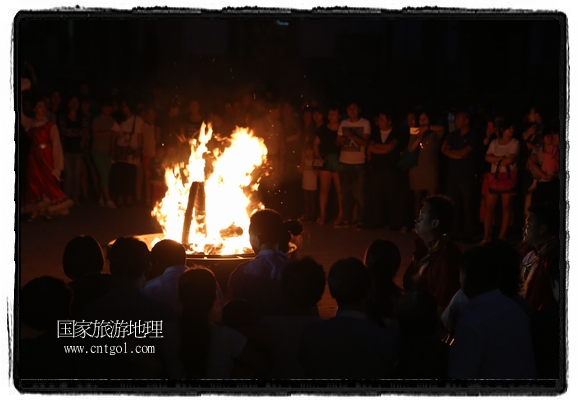 甘肅平涼市崆峒古鎮(zhèn)舉辦了篝火晚會，1000余名市民參與其中，大家載歌載舞，在歡快熱鬧的氣氛中為每一位父親送祝福。父親節(jié)（Father's Day），顧名思義是感恩父親的節(jié)日。約始于二十世紀初，起源于美國，現已廣泛流傳于世界各地，節(jié)日日期因地域而存在差異。