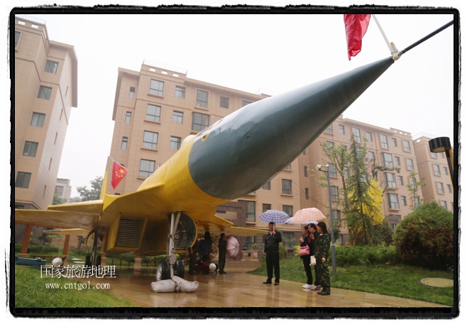 小區(qū)突然出現(xiàn)“飛機(jī)坦克”，其中殲15艦載戰(zhàn)斗機(jī)一架、99式主戰(zhàn)坦克一輛、武直-10武裝直升機(jī)一架，吸引了眾多市民雨中圍觀、合影。