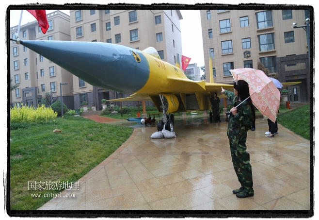 小區(qū)突然出現(xiàn)“飛機(jī)坦克”，其中殲15艦載戰(zhàn)斗機(jī)一架、99式主戰(zhàn)坦克一輛、武直-10武裝直升機(jī)一架，吸引了眾多市民雨中圍觀、合影。
