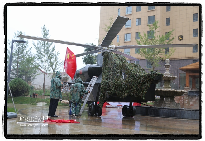 小區(qū)突然出現(xiàn)“飛機(jī)坦克”，其中殲15艦載戰(zhàn)斗機(jī)一架、99式主戰(zhàn)坦克一輛、武直-10武裝直升機(jī)一架，吸引了眾多市民雨中圍觀、合影。