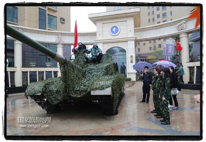 小區(qū)突然出現(xiàn)“飛機(jī)坦克”，其中殲15艦載戰(zhàn)斗機(jī)一架、99式主戰(zhàn)坦克一輛、武直-10武裝直升機(jī)一架，吸引了眾多市民雨中圍觀、合影。