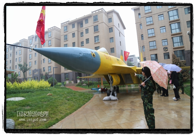 小區(qū)突然出現(xiàn)“飛機(jī)坦克”，其中殲15艦載戰(zhàn)斗機(jī)一架、99式主戰(zhàn)坦克一輛、武直-10武裝直升機(jī)一架，吸引了眾多市民雨中圍觀、合影。