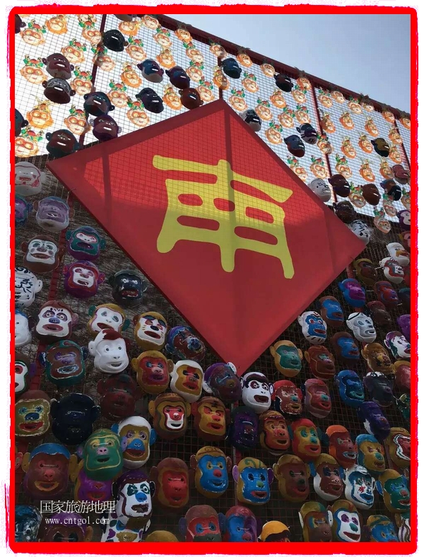 中國規(guī)模最大的猴面具彩繪在南潯古鎮(zhèn)展示。猴子真是今年最紅的動物。 