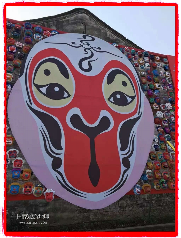 中國規(guī)模最大的猴面具彩繪在南潯古鎮(zhèn)展示。猴子真是今年最紅的動物。 