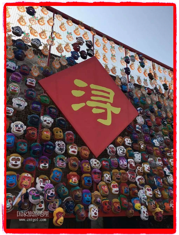 中國規(guī)模最大的猴面具彩繪在南潯古鎮(zhèn)展示。猴子真是今年最紅的動物。 