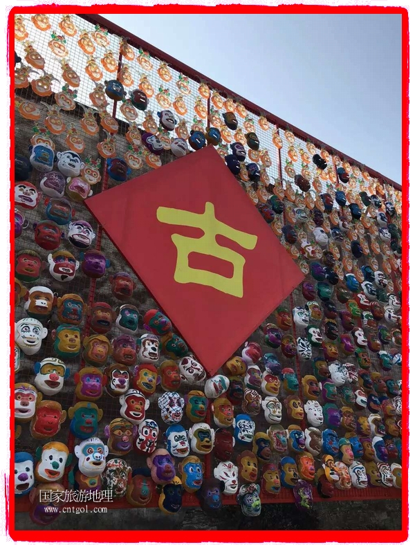 中國規(guī)模最大的猴面具彩繪在南潯古鎮(zhèn)展示。猴子真是今年最紅的動物。 