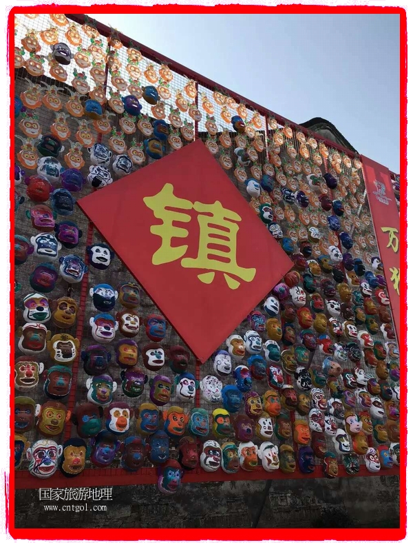 中國規(guī)模最大的猴面具彩繪在南潯古鎮(zhèn)展示。猴子真是今年最紅的動物。 