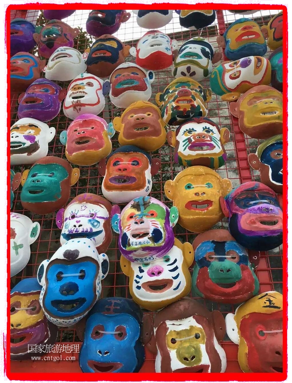 中國規(guī)模最大的猴面具彩繪在南潯古鎮(zhèn)展示。猴子真是今年最紅的動物。 