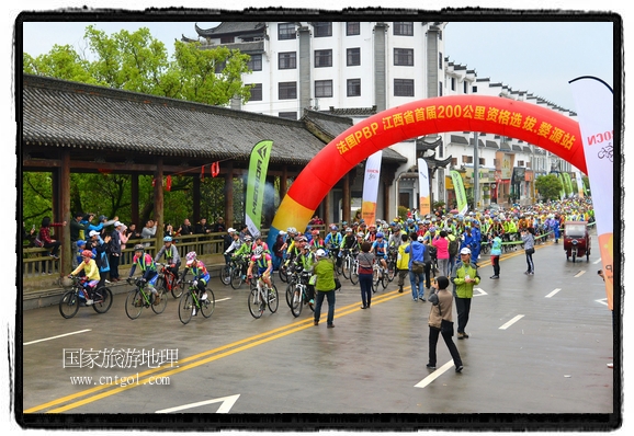 來自江西、安徽、浙江、福建等省市近千名選手參加了比賽，婺源賽道沿途的秀美風(fēng)光和徽派古村落，給參賽選手留下美好的印象。