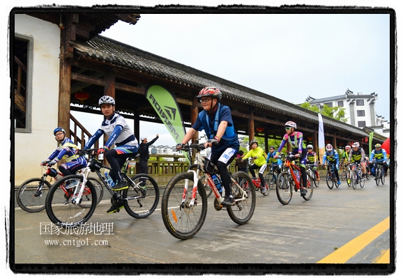 來自江西、安徽、浙江、福建等省市近千名選手參加了比賽，婺源賽道沿途的秀美風(fēng)光和徽派古村落，給參賽選手留下美好的印象。