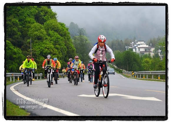 來自江西、安徽、浙江、福建等省市近千名選手參加了比賽，婺源賽道沿途的秀美風(fēng)光和徽派古村落，給參賽選手留下美好的印象。