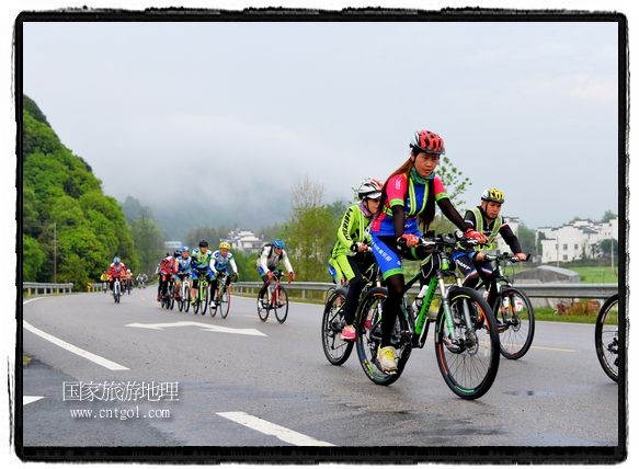 來自江西、安徽、浙江、福建等省市近千名選手參加了比賽，婺源賽道沿途的秀美風(fēng)光和徽派古村落，給參賽選手留下美好的印象。