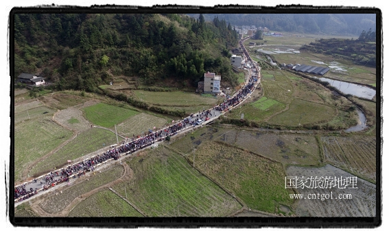 1700桌合攏宴，總長3.7公里，10380人同桌就餐，創(chuàng)歷史之最